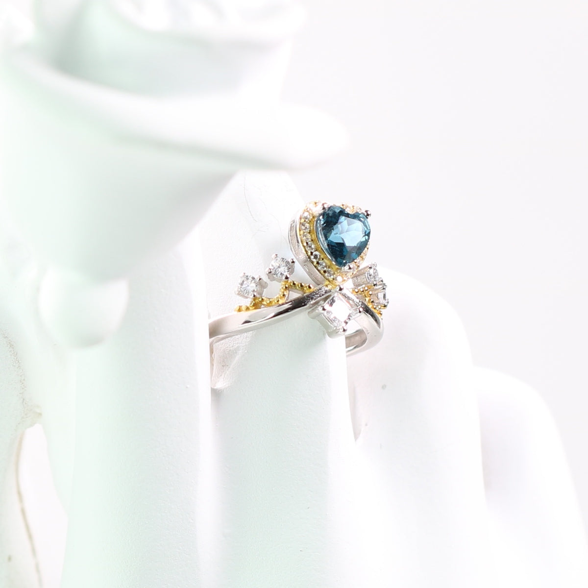 BK2068-10 S925 Silver Natural Topaz Ring London Blue Heart Cutting