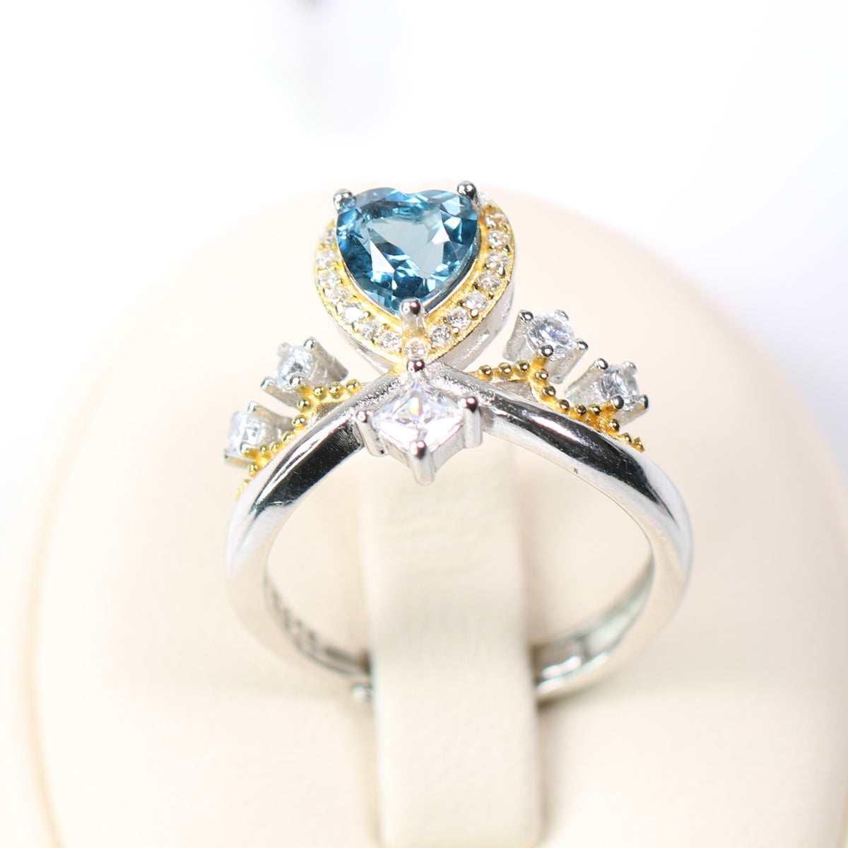 BK2068-10 S925 Silver Natural Topaz Ring London Blue Heart Cutting