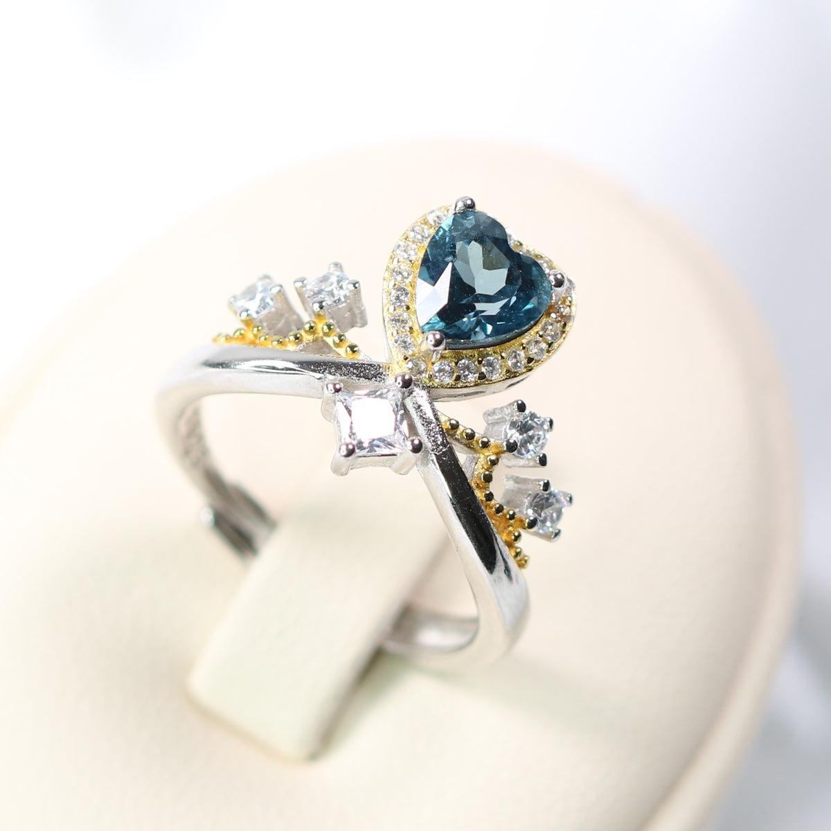 BK2068-10 S925 Silver Natural Topaz Ring London Blue Heart Cutting