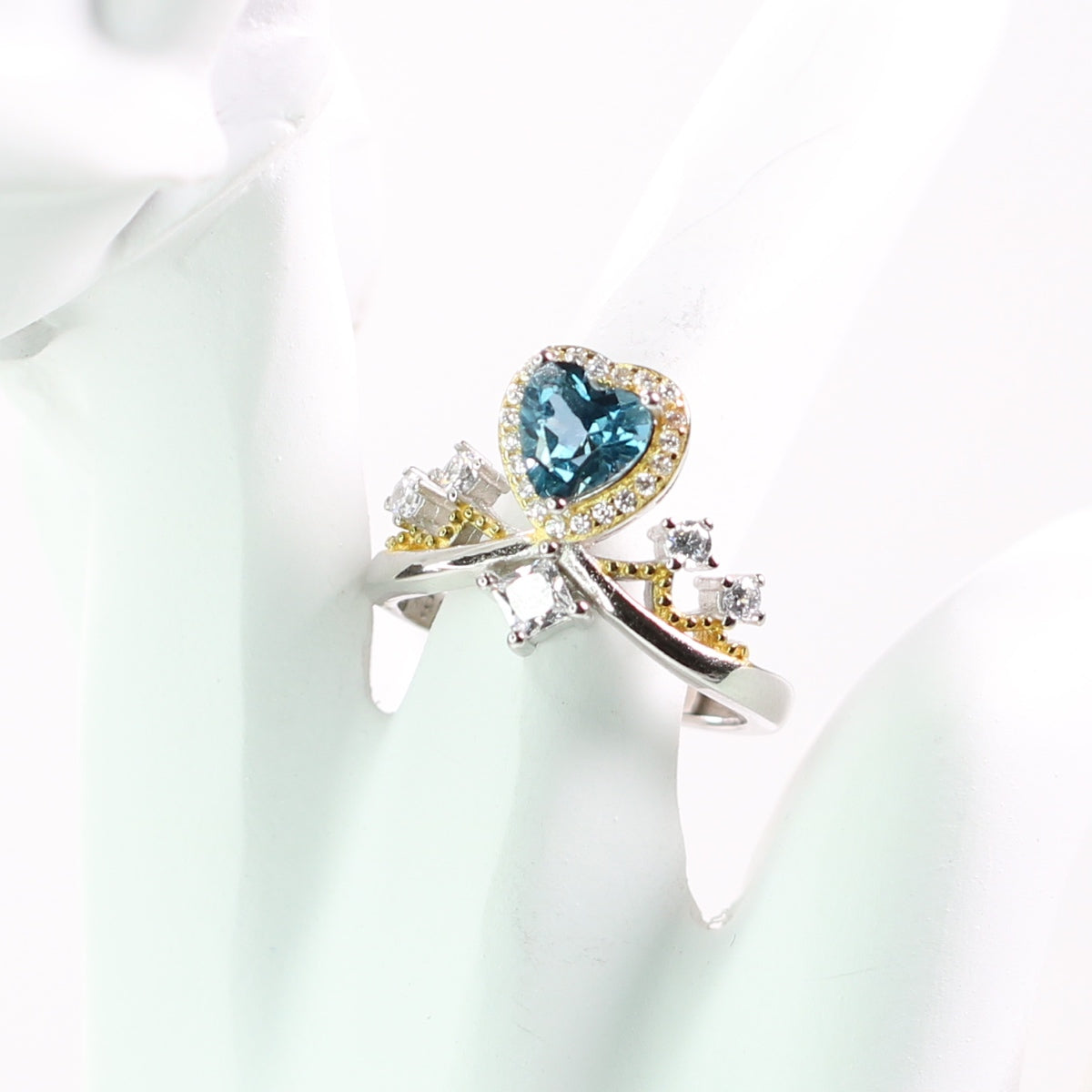 BK2068-10 S925 Silver Natural Topaz Ring London Blue Heart Cutting